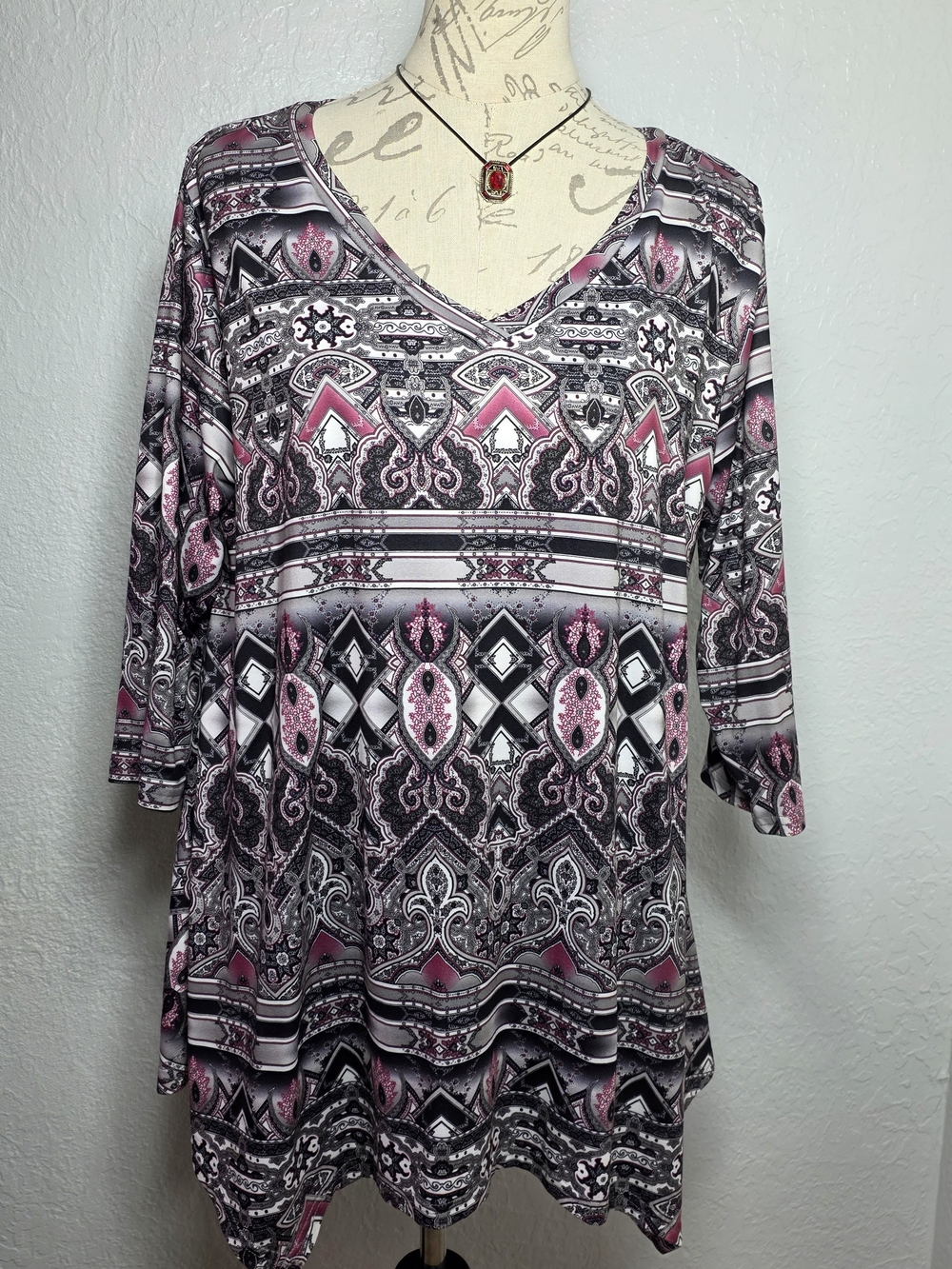 Women's Pink & Gray V-Neck Patterned Top